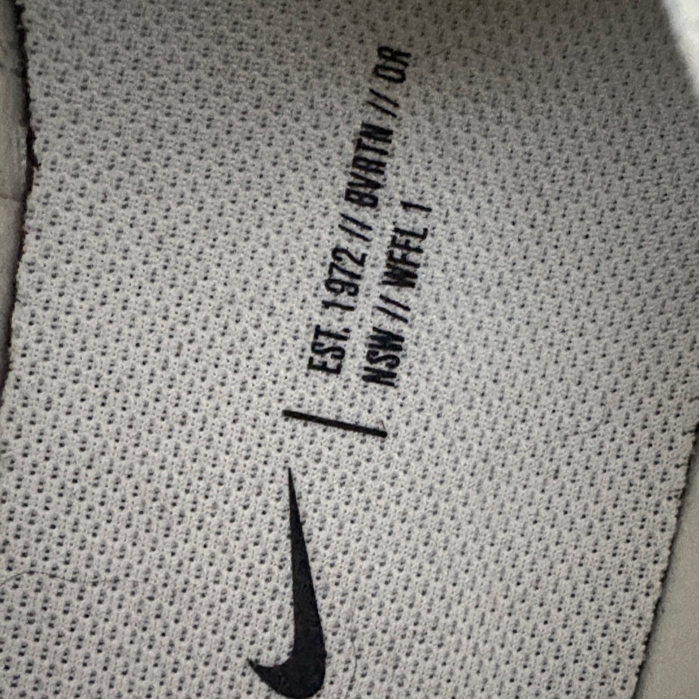Nike White and Navy Low-Top Running Shoes - Picture 6 of 8